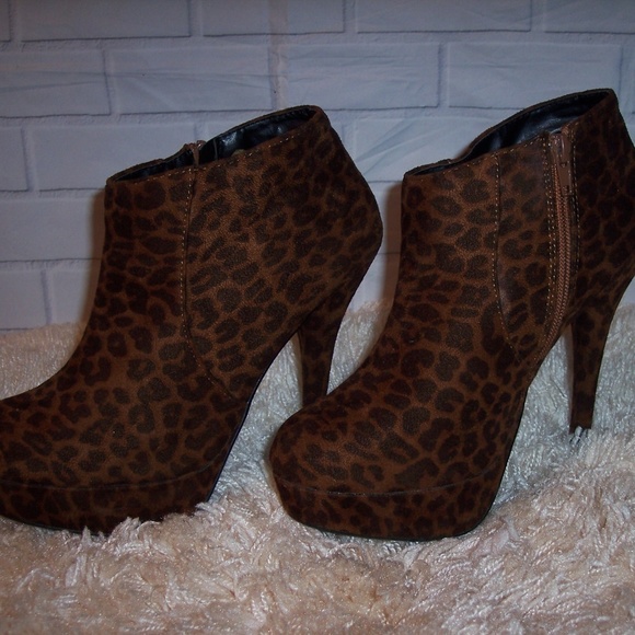 Forever 21 Shoes - Forever 21 Size 8 Animal Print Platform Booties